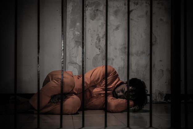 Hombre asiático desesperado en la prisión de hierroconcepto de prisionerogente de tailandiaEsperanza de ser librePresos graves encarcelados en la prisión