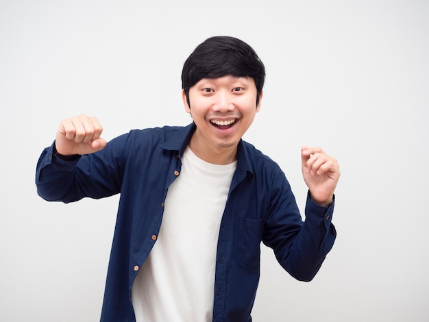 Hombre asiático divertido bailando feliz emoción fondo blanco