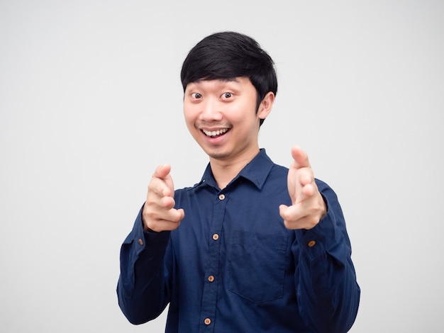 Hombre asiático doble dedo en su cara de sonrisa y alegre, gesto de hombre elegir su retrato