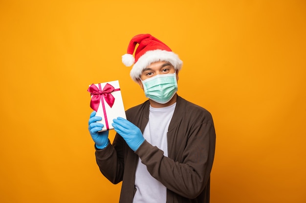 Hombre asiático emocionado feliz con una caja de regalo