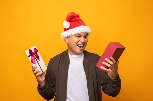 Hombre asiático emocionado feliz con cajas de regalo