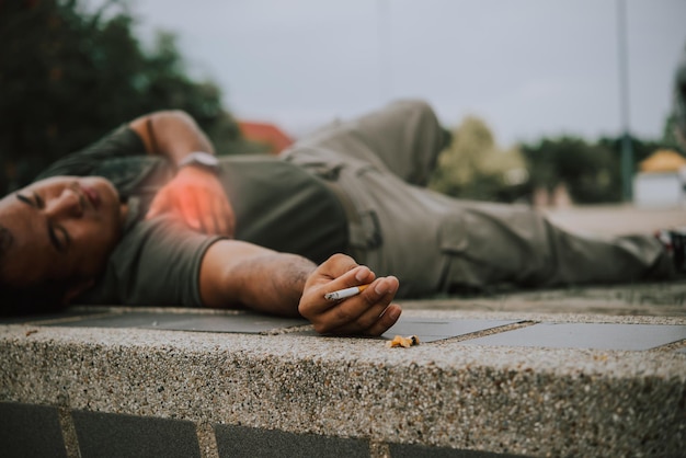 Hombre asiático enfermo por fumar que cantidad sin día mundial del tabaco