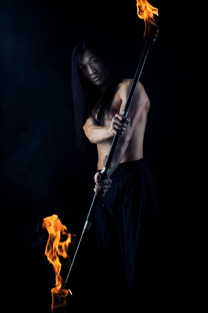 Hombre asiático con espectáculo de fuego