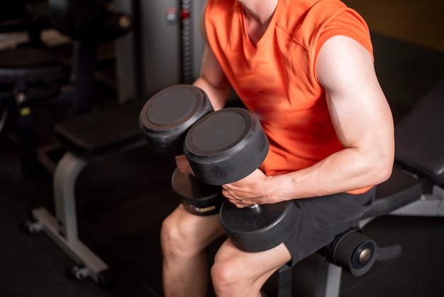 Hombre asiático está trabajando en el gimnasio