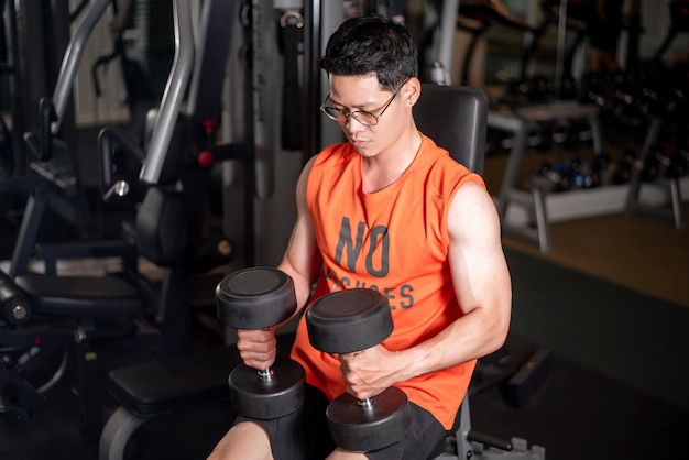 Hombre asiático está trabajando en el gimnasio