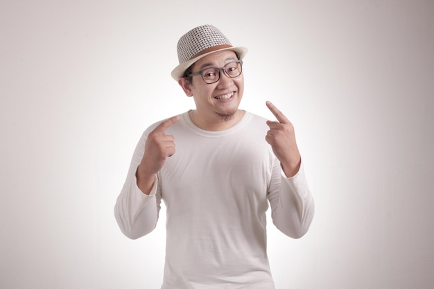 Hombre asiático feliz sonriendo y señalándose a sí mismo