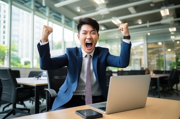 Hombre asiático, el fondo de la oficina en el traje, la computadora portátil en la mesa y feliz IA generativa