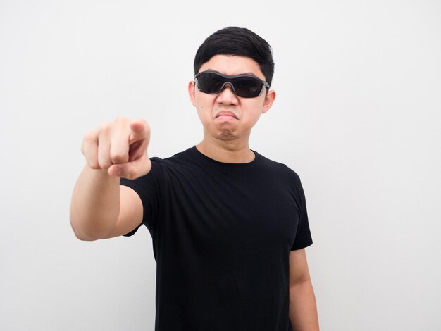 Hombre asiático con gafas de sol cara enojada señalar con el dedo a usted fondo blanco.