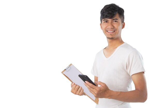 Hombre asiático guapo con el dedo apuntando y usando el teléfono al portapapeles