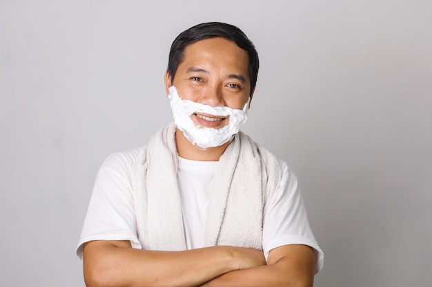 Hombre asiático guapo listo para afeitarse