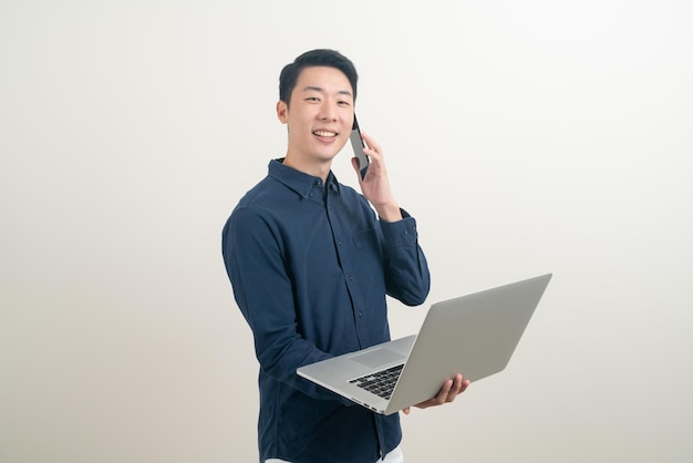 Hombre asiático hablando de teléfono inteligente o teléfono móvil y portátil de mano