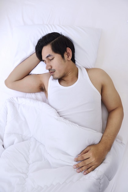 El hombre asiático hermoso duerme firmemente