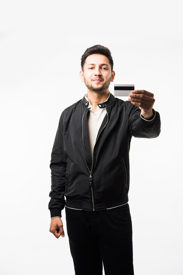 Foto hombre asiático indio con tarjeta de crédito o débito o tarjeta magnética de plástico electrónico, aislado sobre fondo blanco.