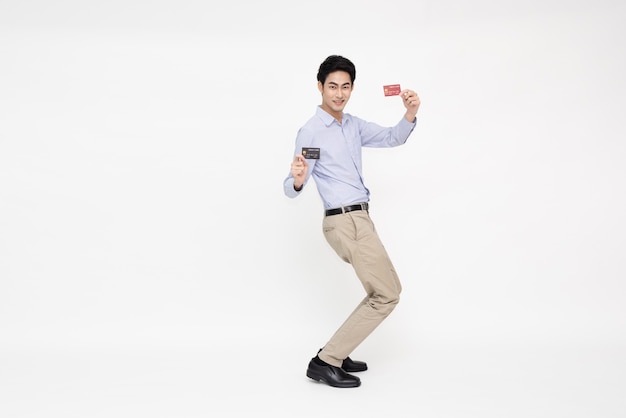 Hombre asiático joven que muestra la situación de la tarjeta de crédito aislada en el fondo blanco