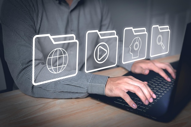 Hombre asiático juega con computadora o portátil para ver redes sociales en línea icono de marketing de redes sociales para tecnología de redes de Internet y concepto de negocio
