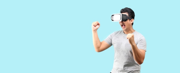 Foto hombre asiático jugando videojuegos vr con gafas de realidad virtual y cara de choque y sorpresa