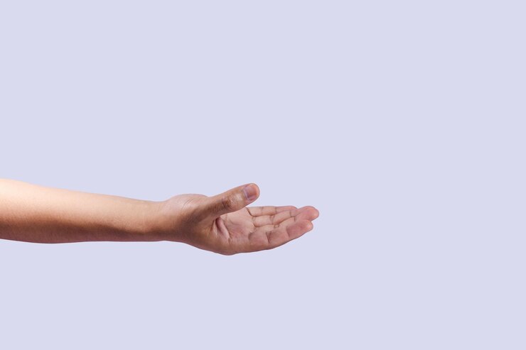 Foto hombre asiático mano abierta hacia arriba aislado recibir dar agarre traer presente mostrar gesto de la mano