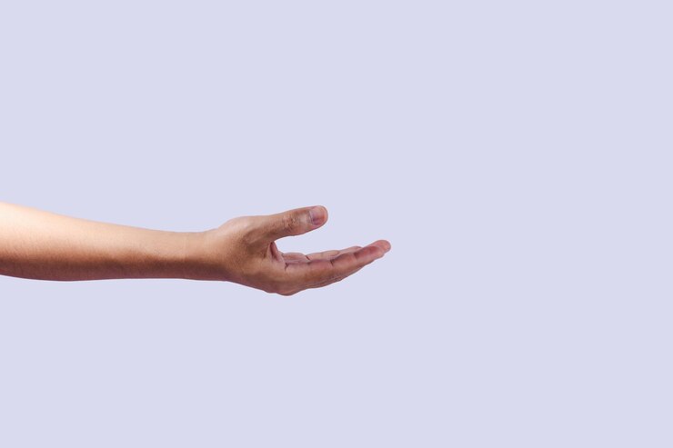 Foto hombre asiático mano abierta hacia arriba aislado recibir dar agarre traer presente mostrar gesto de la mano
