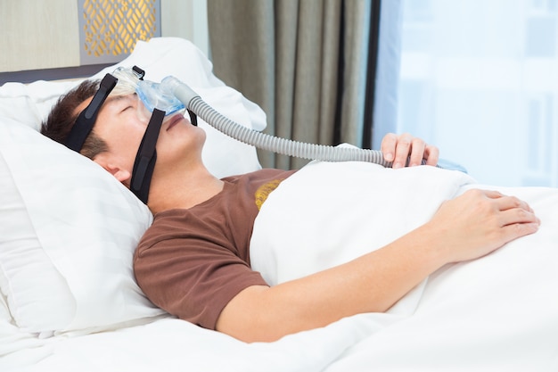 Hombre asiático con máscara de CPAP