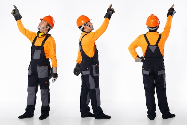 El hombre asiático mayor usa el casco anaranjado de la camisa del uniforme y el guante de cuero como mano de obra del sitio de construcción del ingeniero. Longitud total del dedo de la mano del punto de soporte masculino pequeño corto al cielo, fondo blanco aislado