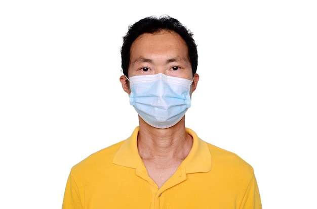 Hombre asiático de mediana edad en camiseta azul con máscara médica, aislado sobre fondo blanco. Concepto de protección coronavirus o covid-19.