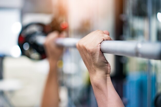 Hombre asiático de mediana edad entrenando en el gimnasio