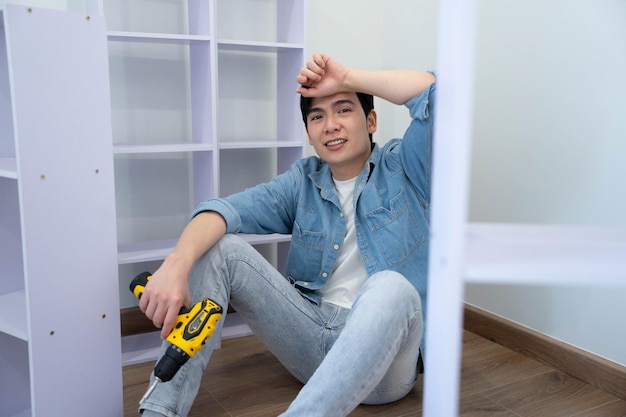 Hombre asiático midiendo y reparando casas xA