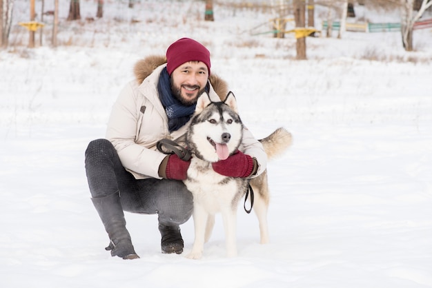 Hombre asiático moderno con perro Husky