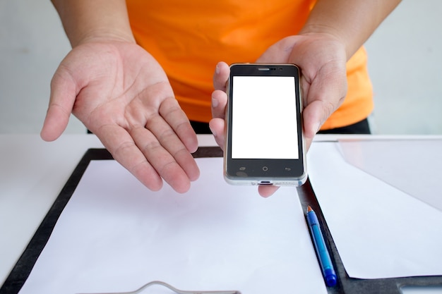 Foto hombre asiático mostrando su concepto de teléfono inteligente en blanco para el fondo de la presentación