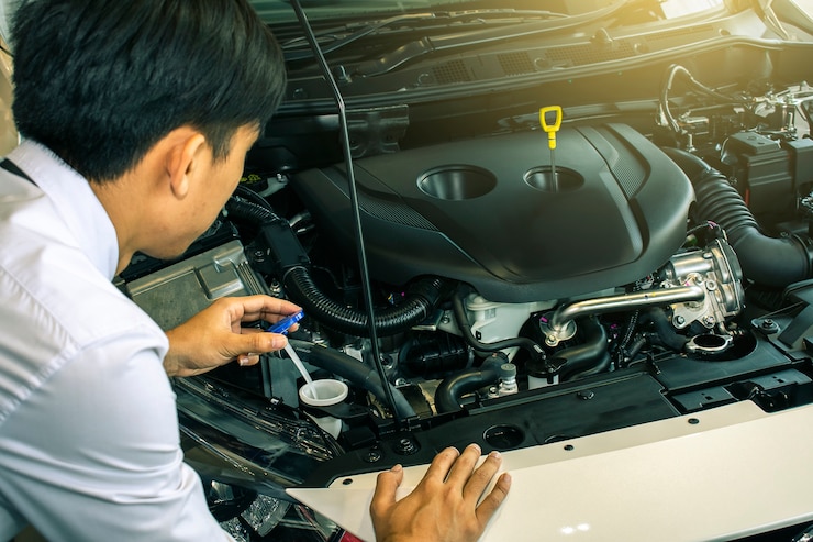Hombre asiático con motor de tecnología en fondo borroso