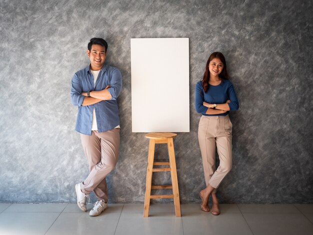 Foto hombre asiático y mujer con espacio de copia de banner blanco