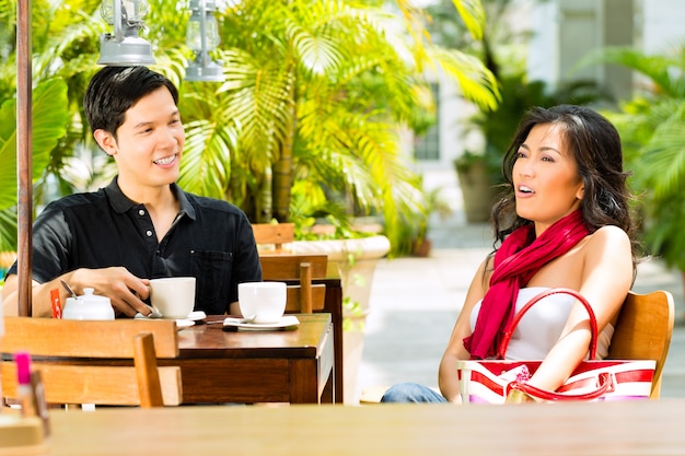 Hombre asiático y mujer en restaurante o cafetería