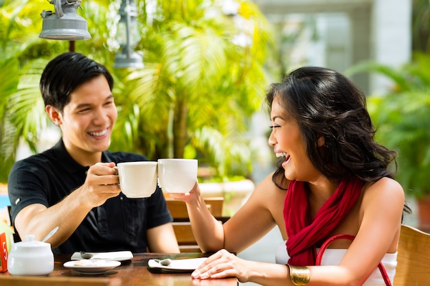 Hombre asiático y mujer en restaurante o cafetería