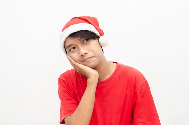 hombre asiático de pensamiento feliz en ropa de tema de navidad santa con gesto de pensar y preguntarse.