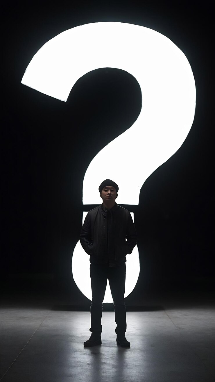 Foto hombre asiático de pie frente al gran signo de interrogación