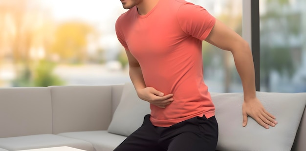 Hombre asiático que sufre de dolor abdominal puede ser causado por dolor de estómago, enteritis, colitis, apendicitis, hepatitis, pancreatitis, intoxicación alimentaria, etc.