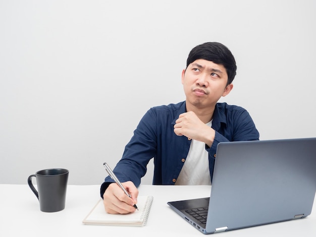 Hombre asiático que trabaja en el lugar de trabajo sintiéndose aburrido y mirando el espacio de la copia