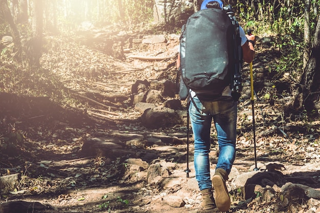 Hombre asiático que viaja fotografía naturaleza