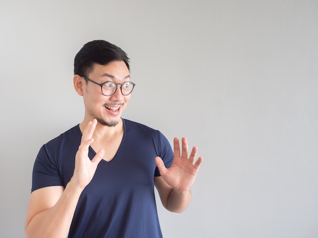 Hombre asiático sorprendido y sorprendido con las lentes y la barba que miran en copyspace.