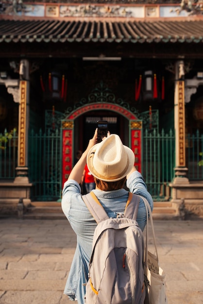 Hombre asiático toma una foto en el templo