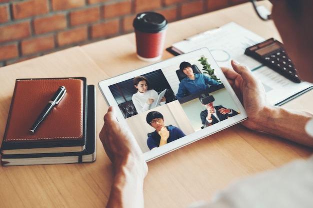 Hombre asiático trabajando desde casa y con videollamada