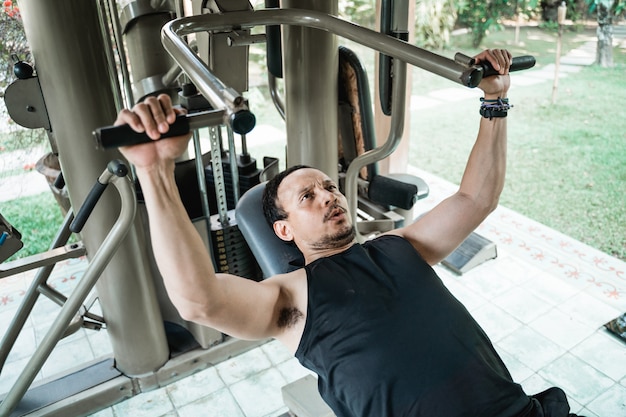 Hombre asiático trabajando en el gimnasio