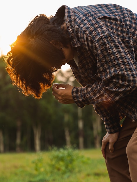 Foto hombre asiático triste y estresado