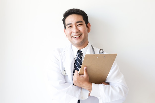 Hombre asiático en uniforme médico en el hospital