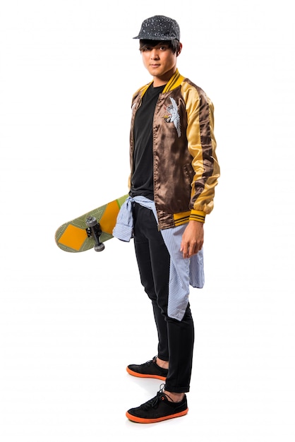 Hombre asiático urbano con skate