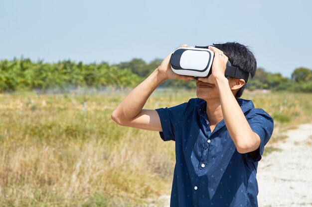 Hombre asiático usando el casco de realidad virtual