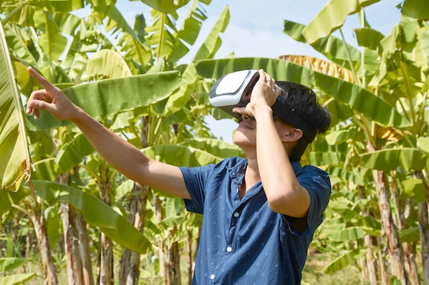 Hombre asiático usando el casco de realidad virtual