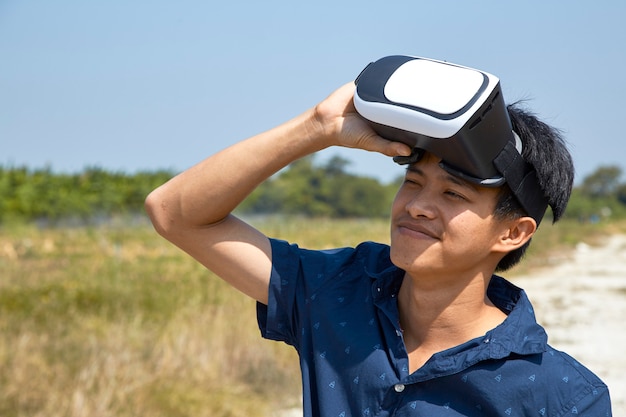 Hombre asiático usando el casco de realidad virtual