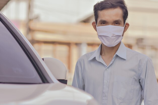 Hombre asiático usar mascarilla en el aparcamiento en la calle nuevo concepto de distanciamiento social normal