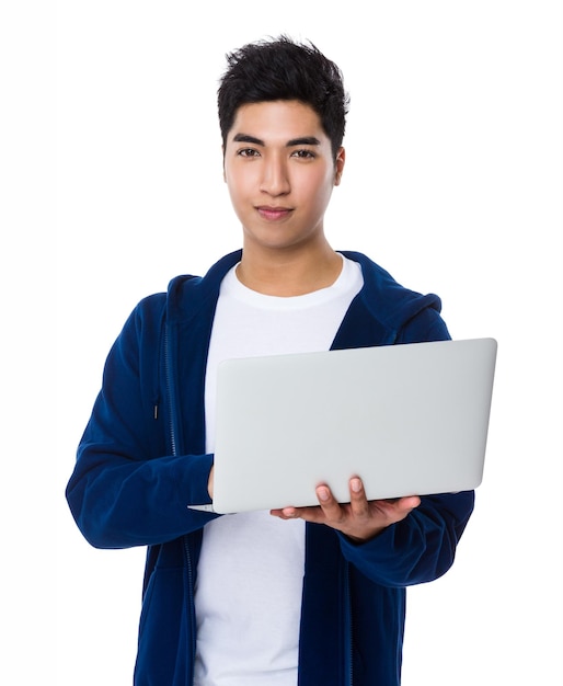 Hombre asiático uso de la computadora portátil